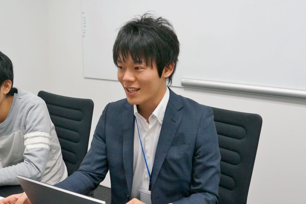 気になったニュースを発表するキャリア事業部の眞鍋