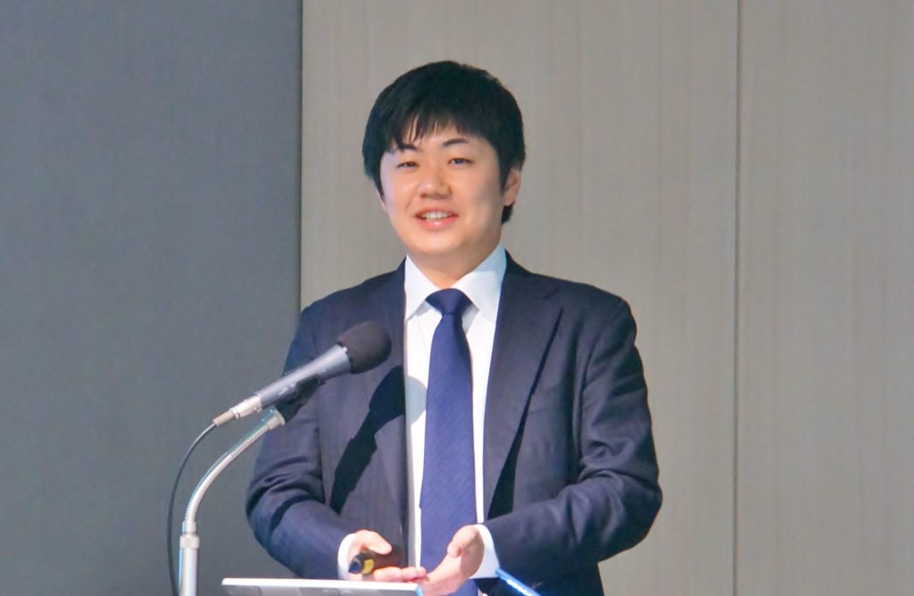 リブセンスの事業や業績等についてご説明する村上